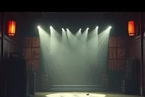 《长夜拾光》主视觉：深夜城市街道的路灯与玻璃窗反光