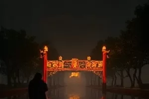 《春日慢车》封面：绿皮车厢靠窗座位与窗外掠过的田野