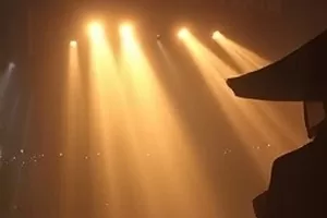 《北纬三十度的雨》封面：雨季巡线路上的雨幕与石板路